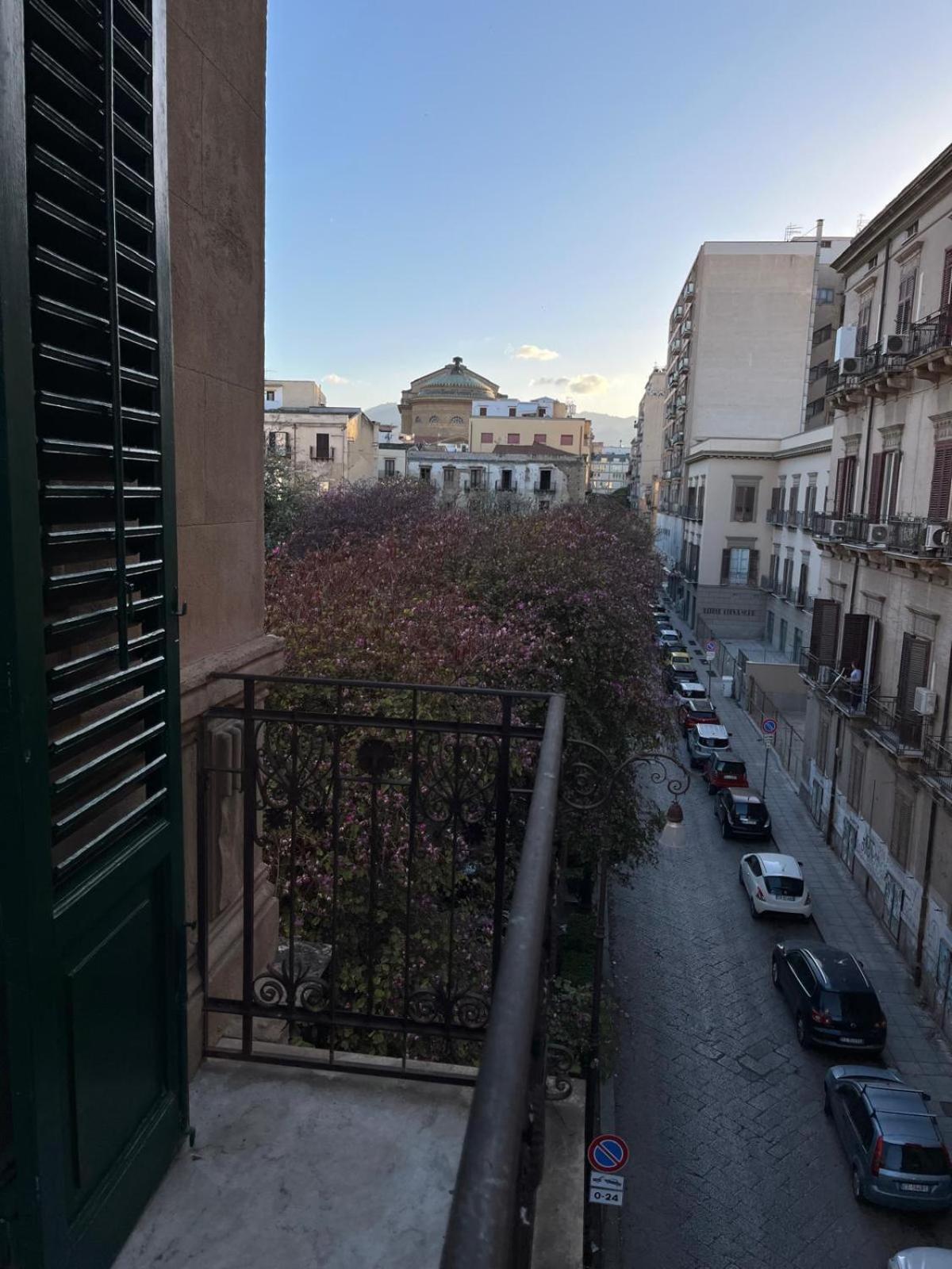 Casa Vacanze Da Ruggero Al Massimo Palermo Exteriör bild